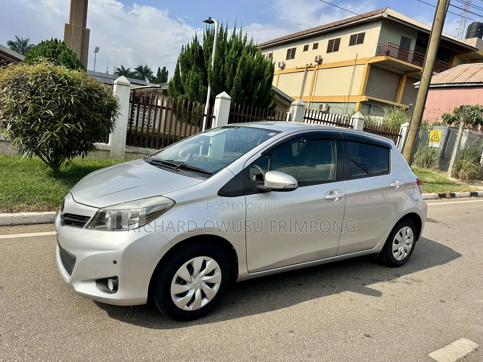 Toyota Vitz 2012 Silver