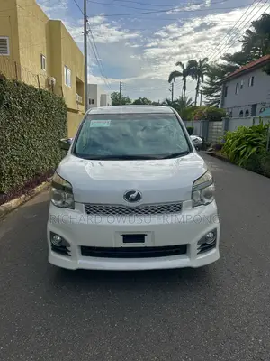 Toyota Voxy V 4WD 8-Seater 2012 White