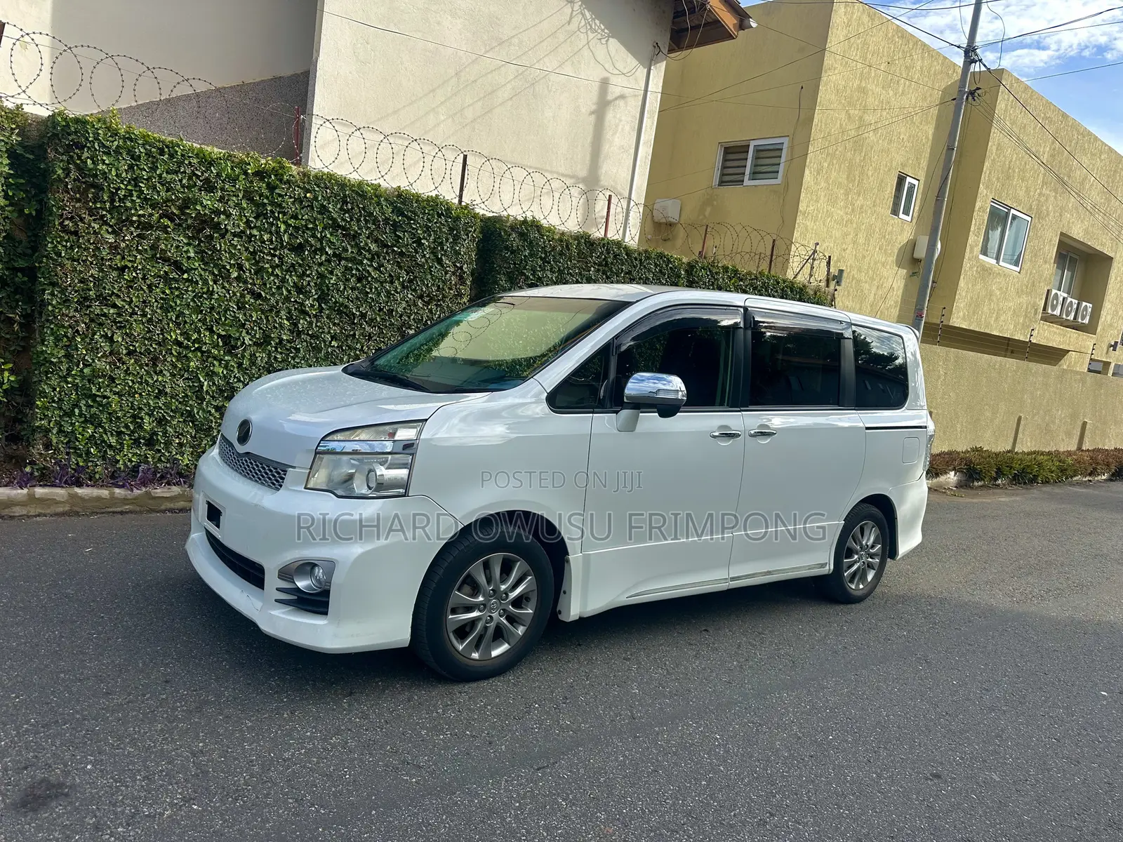 Toyota Voxy V 4WD 8-Seater 2012 White