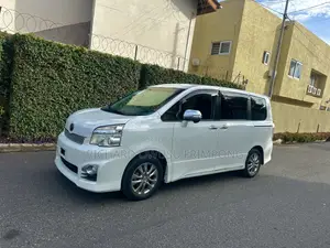 Toyota Voxy V 4WD 8-Seater 2012 White