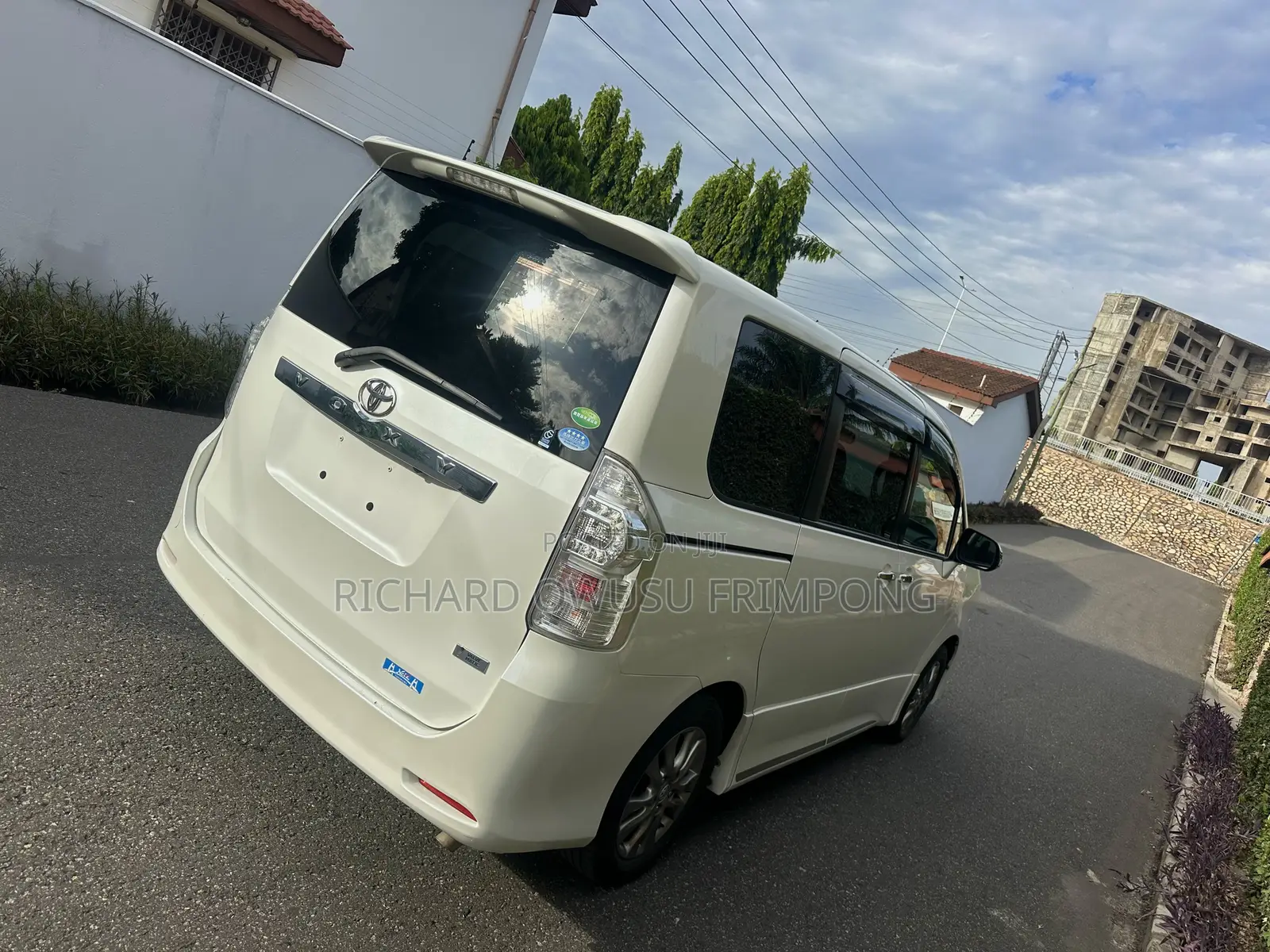 Toyota Voxy V 4WD 8-Seater 2012 White