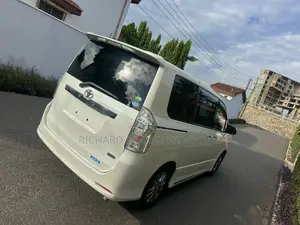 Toyota Voxy V 4WD 8-Seater 2012 White