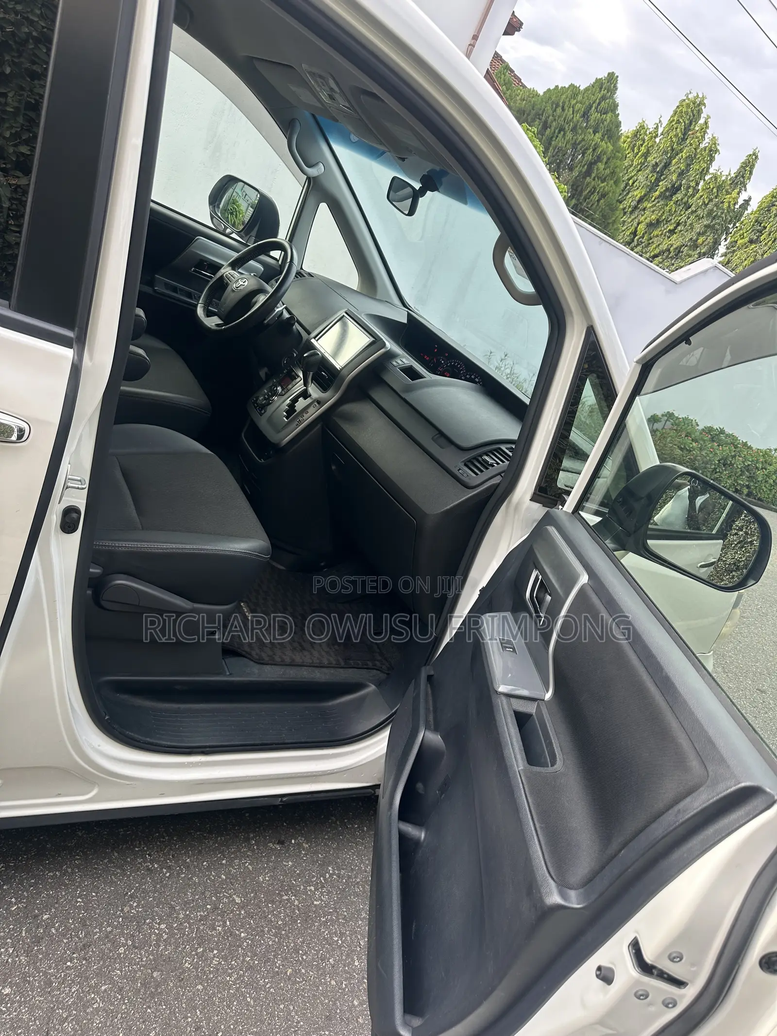 Toyota Voxy V 4WD 8-Seater 2012 White