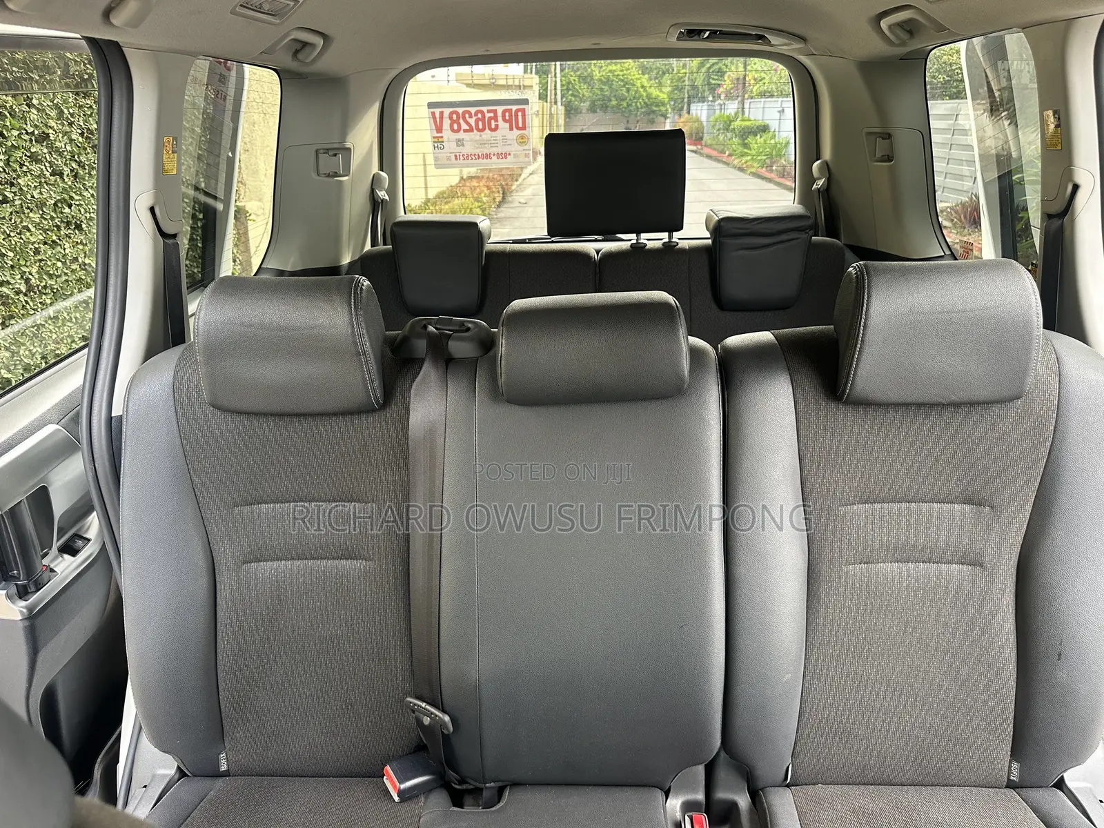 Toyota Voxy V 4WD 8-Seater 2012 White
