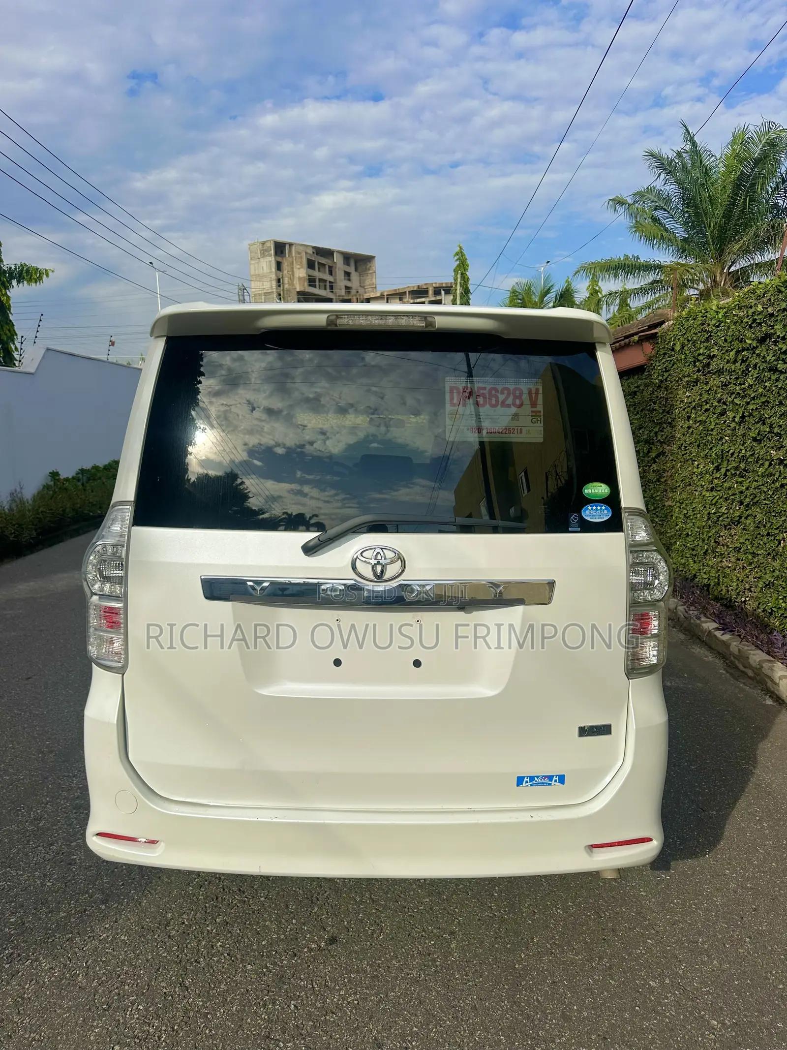 Toyota Voxy V 4WD 8-Seater 2012 White