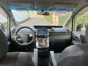 Toyota Voxy V 4WD 8-Seater 2012 White