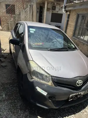 Toyota Vitz 2012 Silver