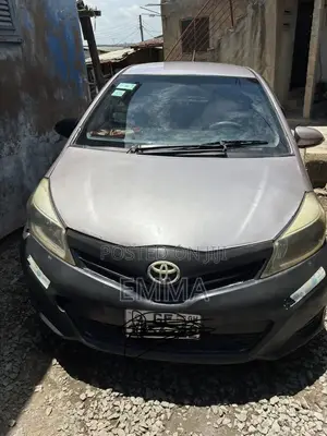 Toyota Vitz 2012 Silver