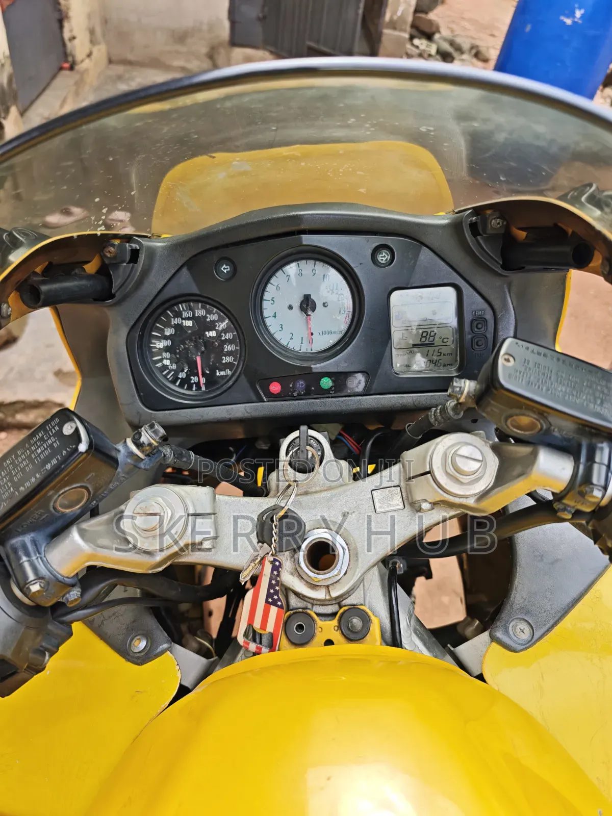 Honda VF 2010 Yellow