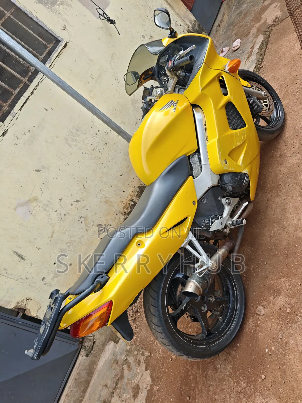 Honda VF 2010 Yellow