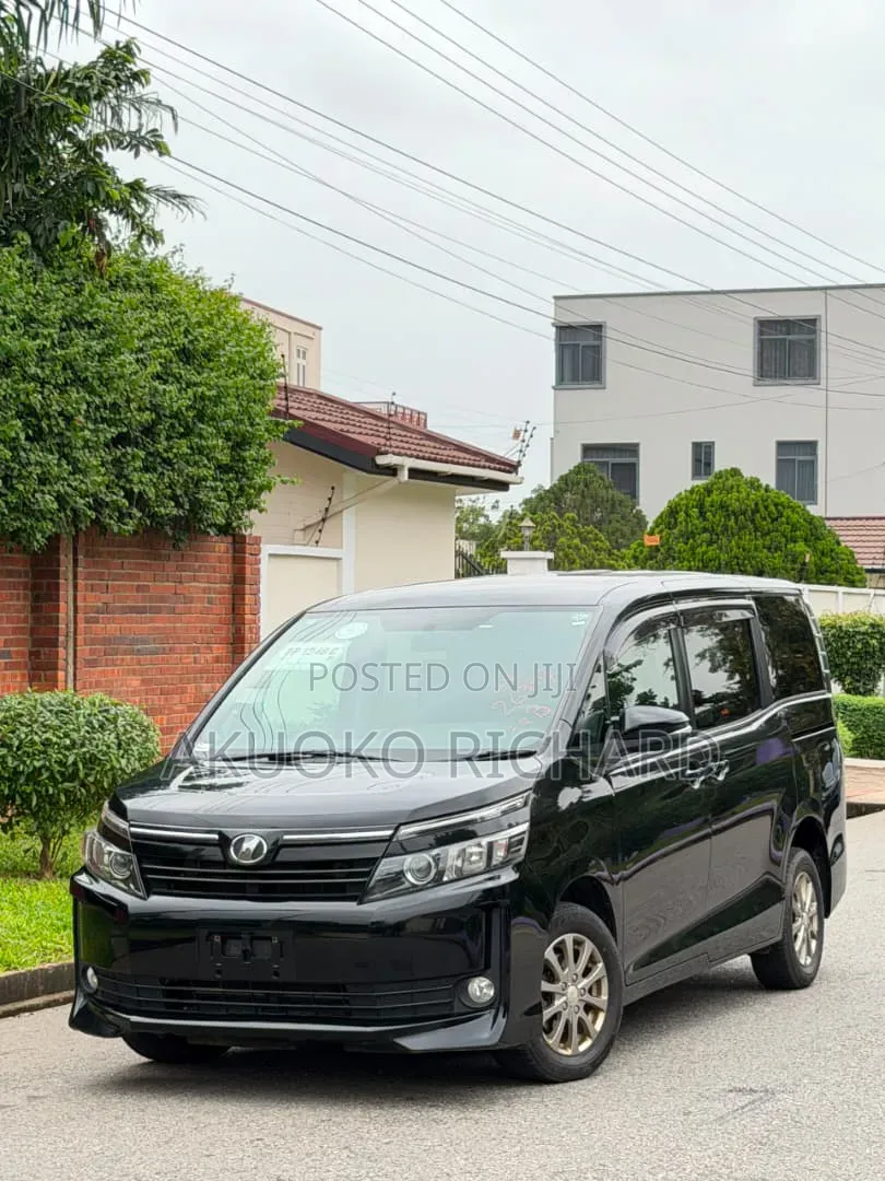 Toyota Voxy V 4WD 7-Seater 2015 Black