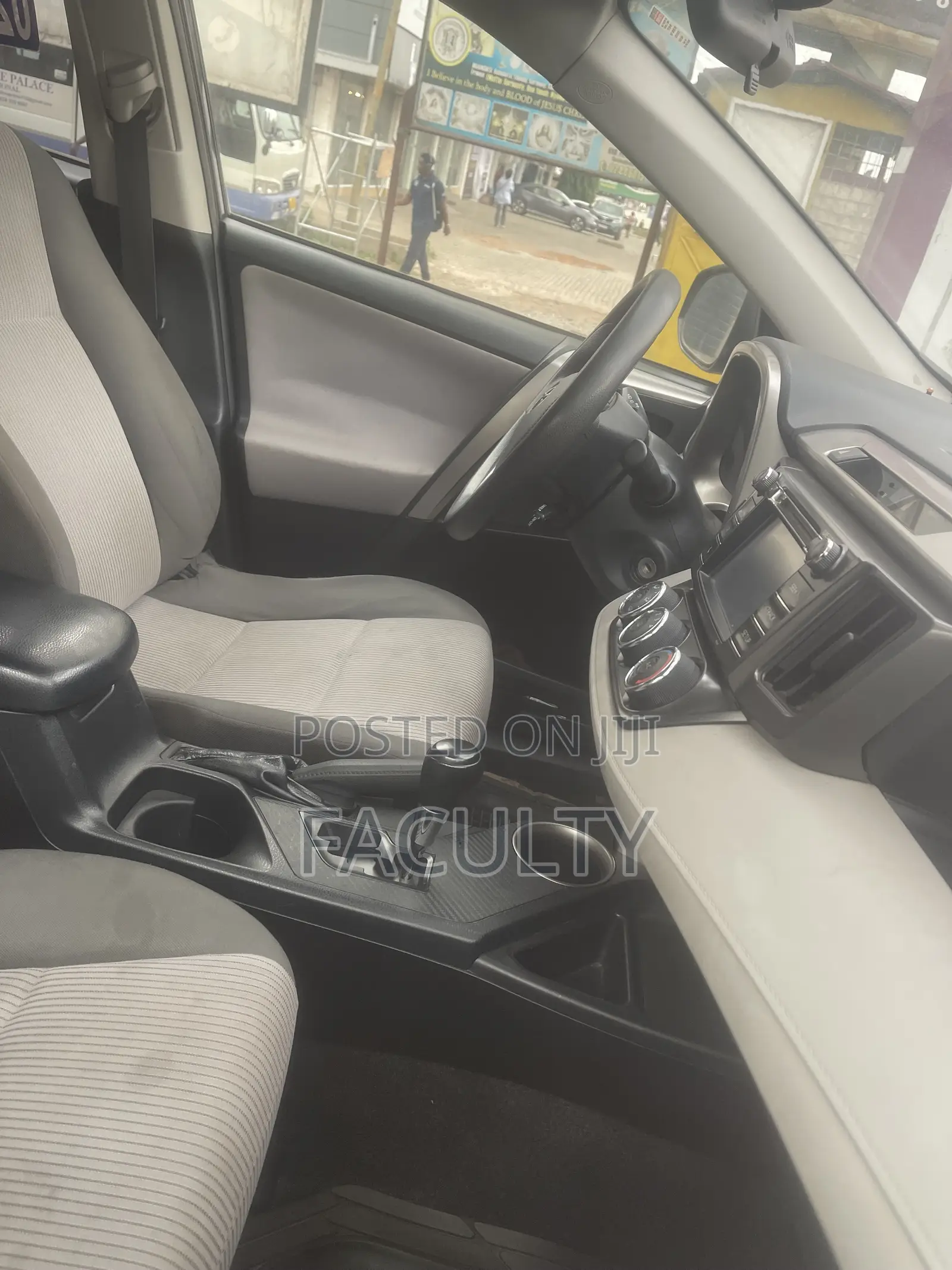 Toyota RAV4 LE 4dr SUV (2.5L 4cyl 6A) 2015 Gray