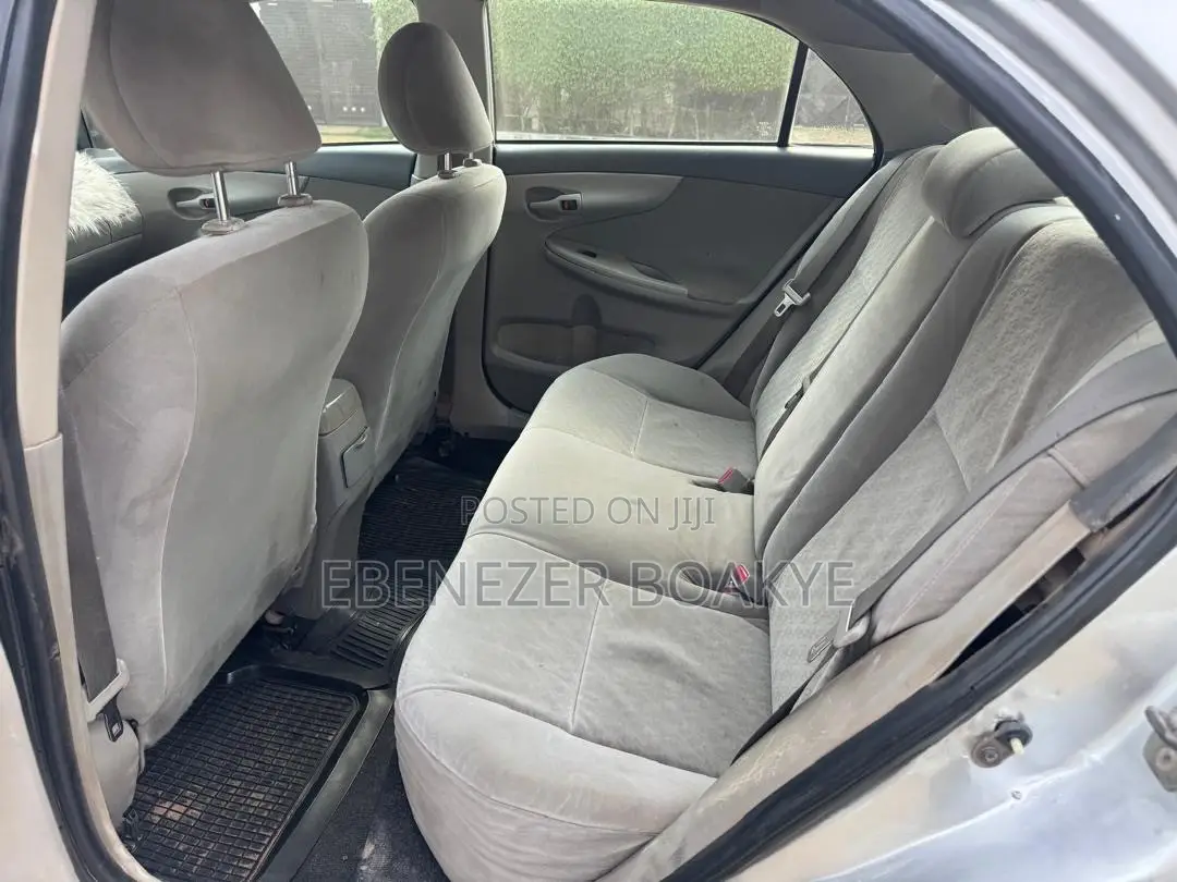 Toyota Corolla 2010 Silver