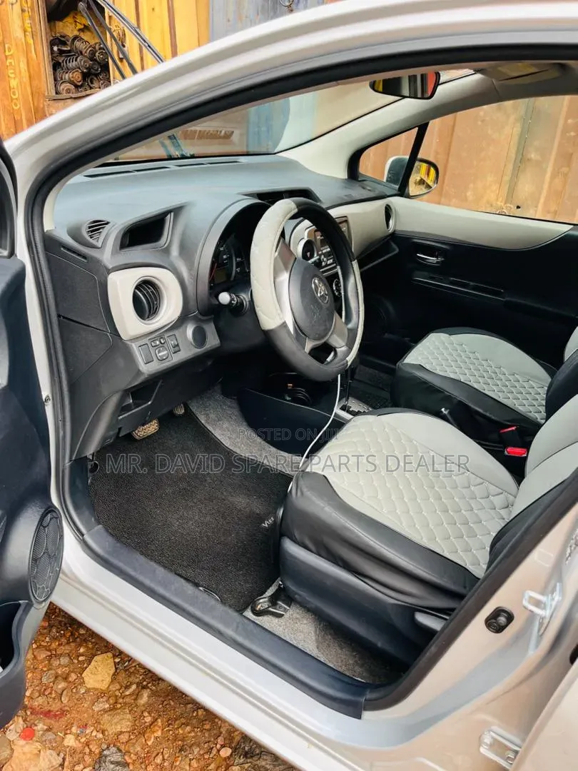 Toyota Vitz 2012 Silver