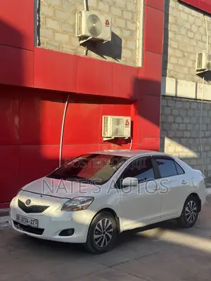 Toyota Yaris Base Sedan 4dr 2010 White