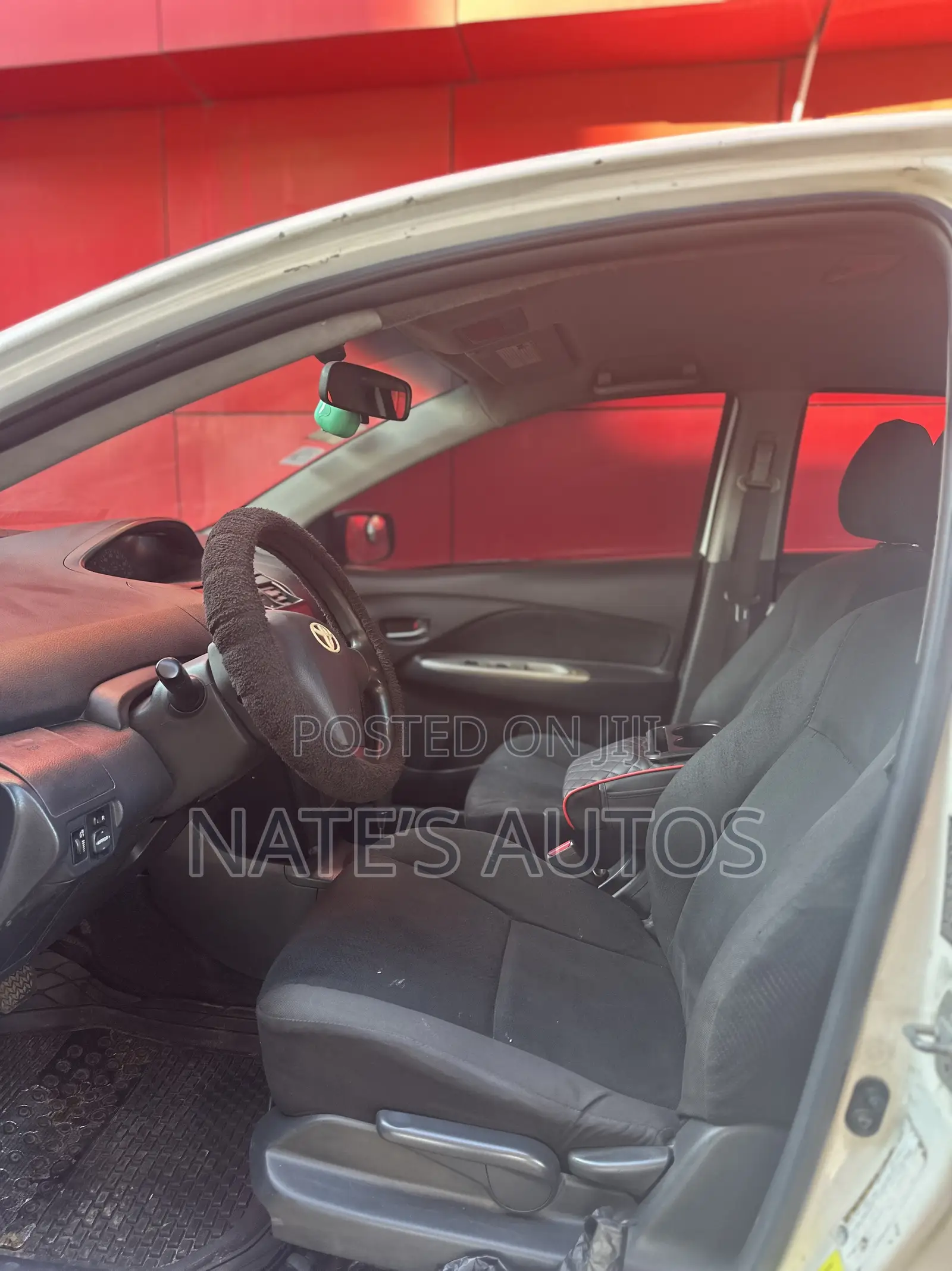 Toyota Yaris Base Sedan 4dr 2010 White