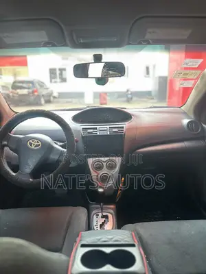 Toyota Yaris Base Sedan 4dr 2010 White