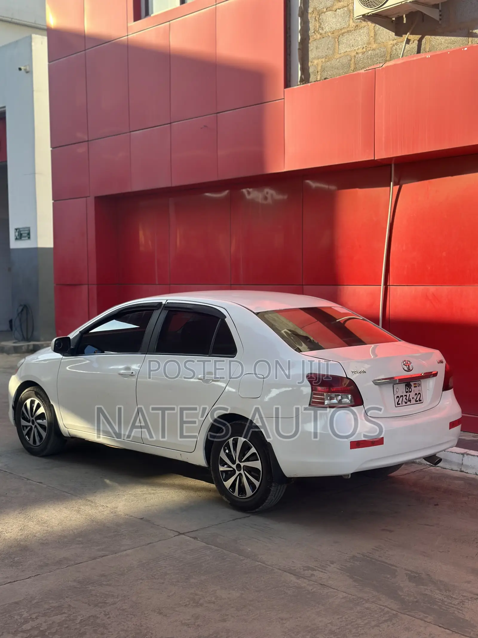 Toyota Yaris Base Sedan 4dr 2010 White