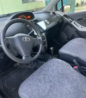 Toyota Vitz 1.3 AWD 5dr 2010 Silver