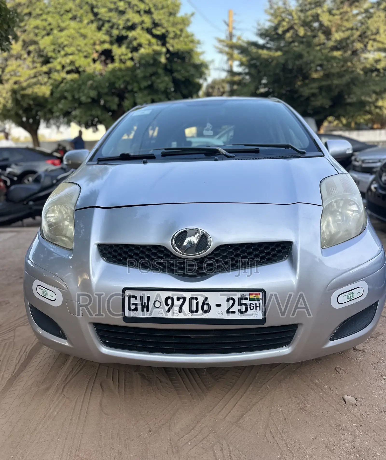 Toyota Vitz 1.3 AWD 5dr 2010 Silver