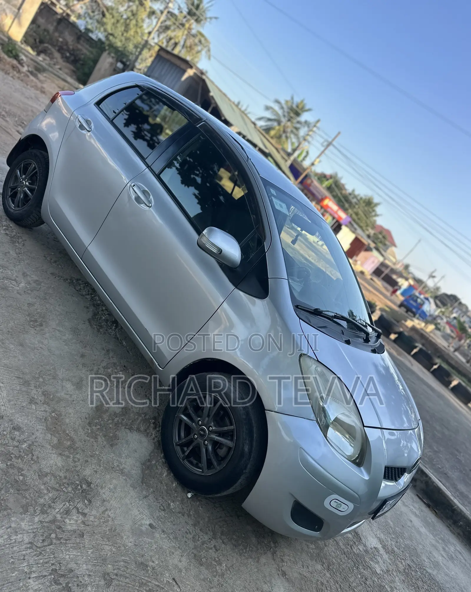 Toyota Vitz 1.3 AWD 5dr 2010 Silver