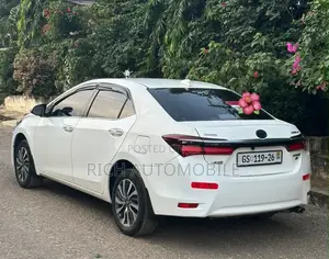Toyota Corolla XSE (1.8L 4cyl 2A) 2018 White