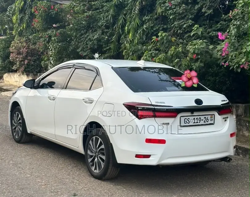Toyota Corolla XSE (1.8L 4cyl 2A) 2018 White