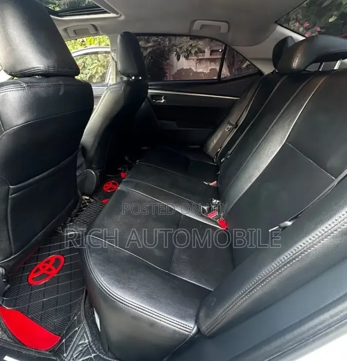 Toyota Corolla XSE (1.8L 4cyl 2A) 2018 White