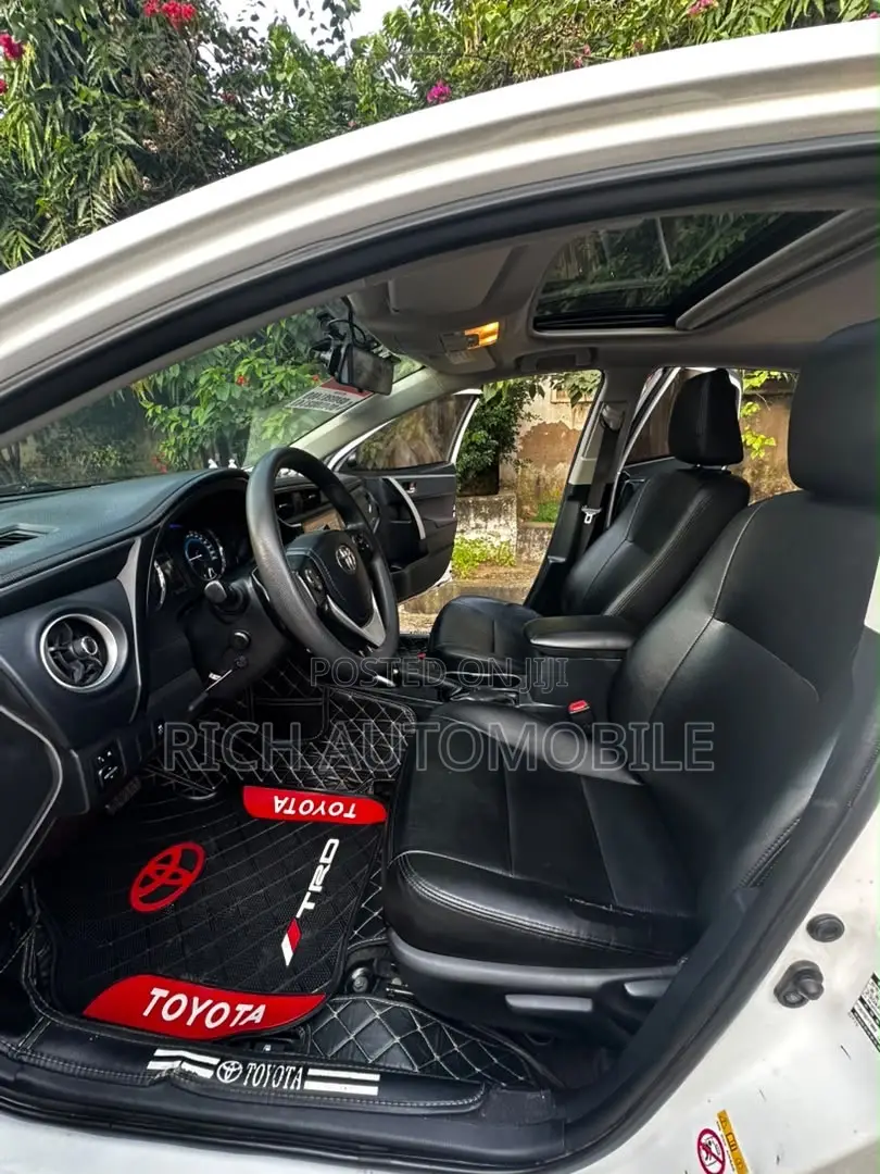 Toyota Corolla XSE (1.8L 4cyl 2A) 2018 White