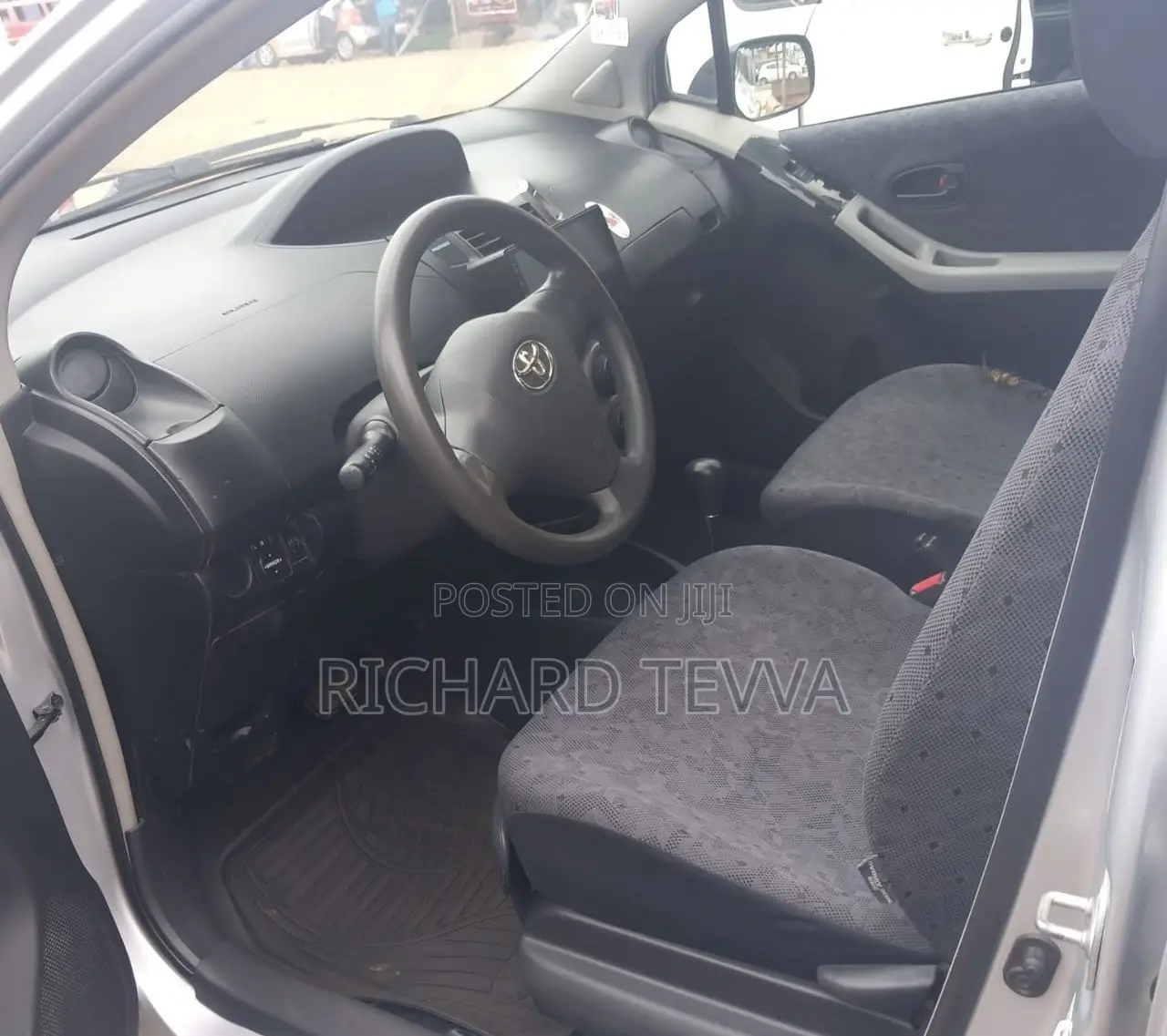 Toyota Vitz 1.3 AWD 5dr 2010 White
