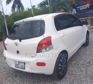 Toyota Vitz 1.3 AWD 5dr 2010 White