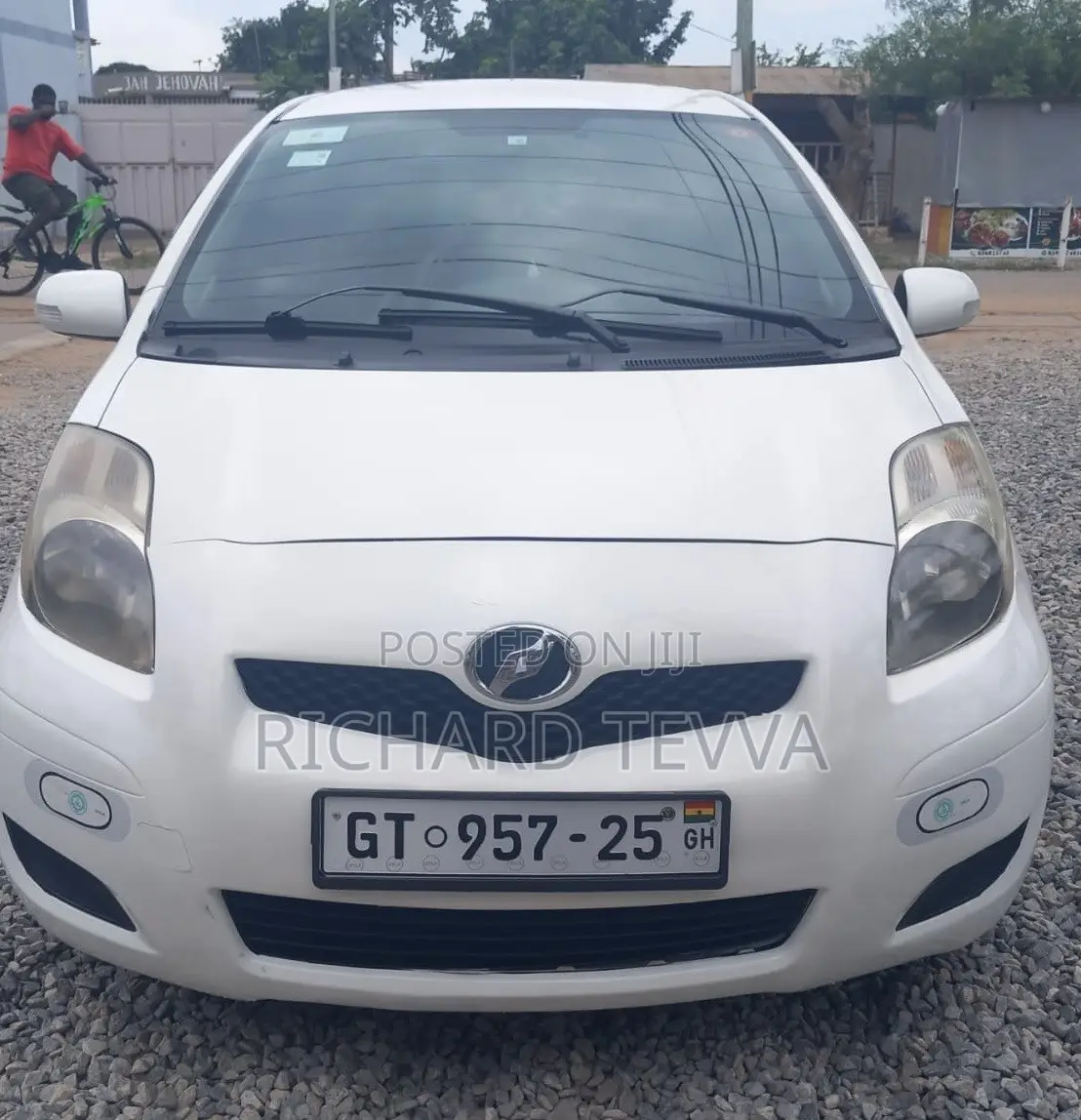 Toyota Vitz 1.3 AWD 5dr 2010 White