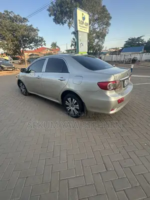 Toyota Corolla 2011 Gold