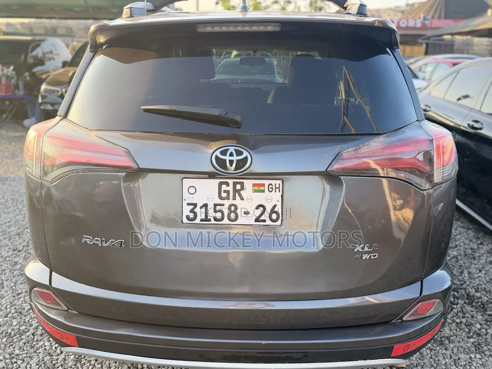 Toyota RAV4 XLE AWD (2.5L 4cyl 6A) 2017 Gray