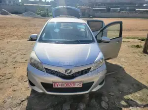 Toyota Vitz 2011 Silver