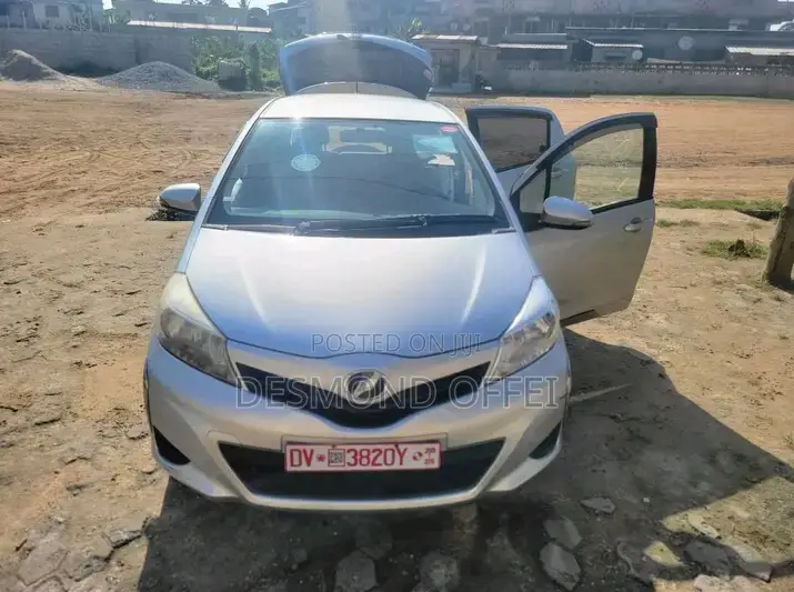 Toyota Vitz 2011 Silver