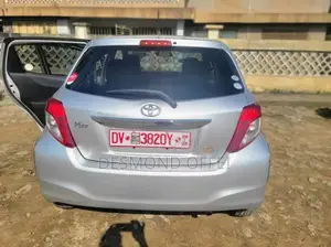 Toyota Vitz 2011 Silver