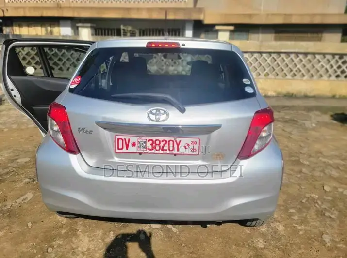 Toyota Vitz 2011 Silver