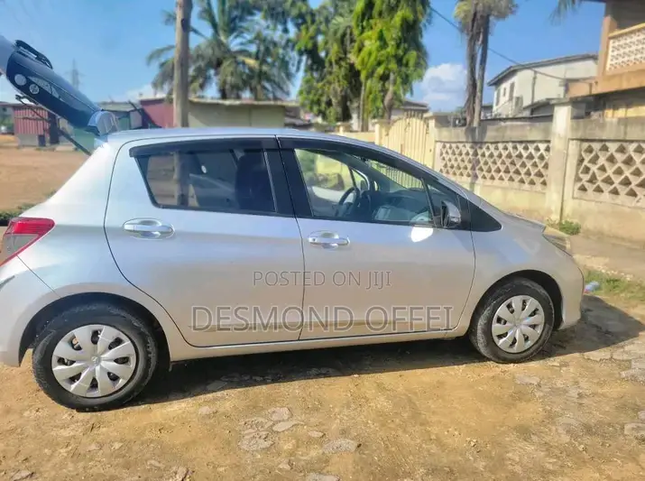 Toyota Vitz 2011 Silver