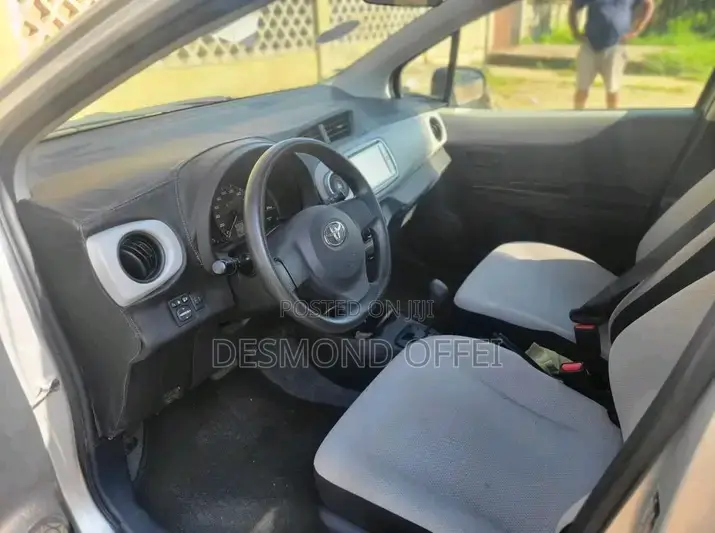 Toyota Vitz 2011 Silver