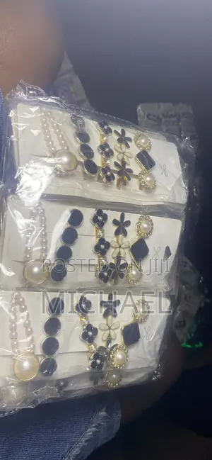 Hair Clip for Ladies Hair,comes in Different Designs