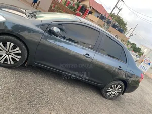 Toyota Yaris 2011 Gray