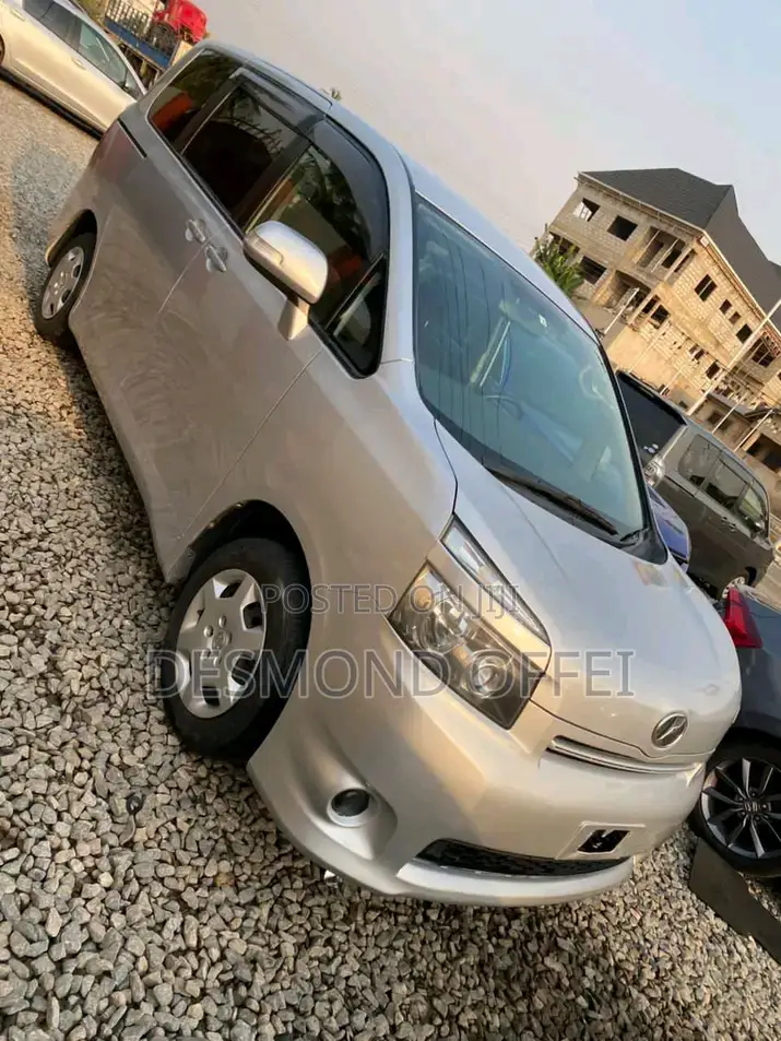 Toyota Voxy 2013 Silver