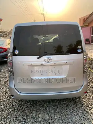 Toyota Voxy 2013 Silver