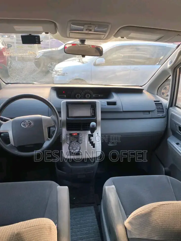 Toyota Voxy 2013 Silver