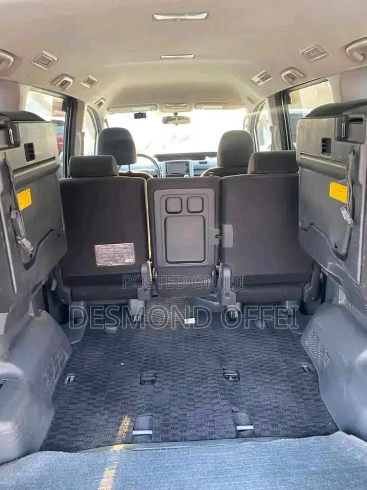 Toyota Voxy 2013 Silver