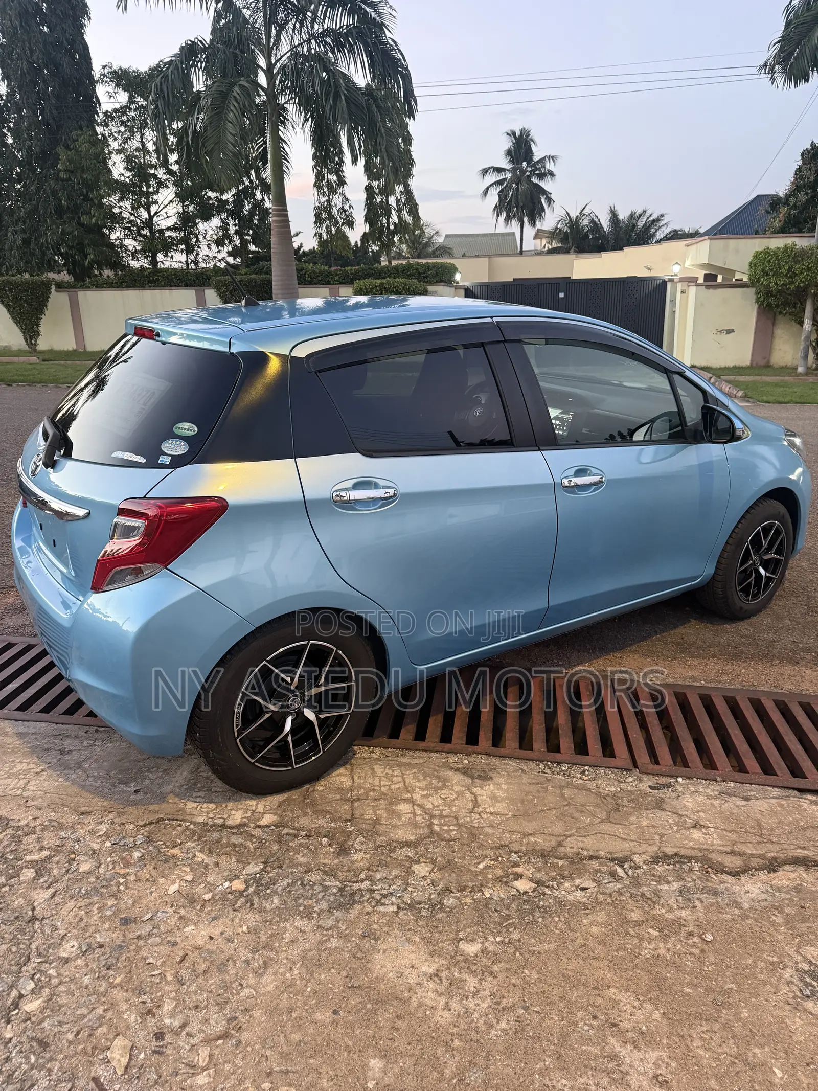 Toyota Vitz 1.3 FWD 5dr 2016 Blue