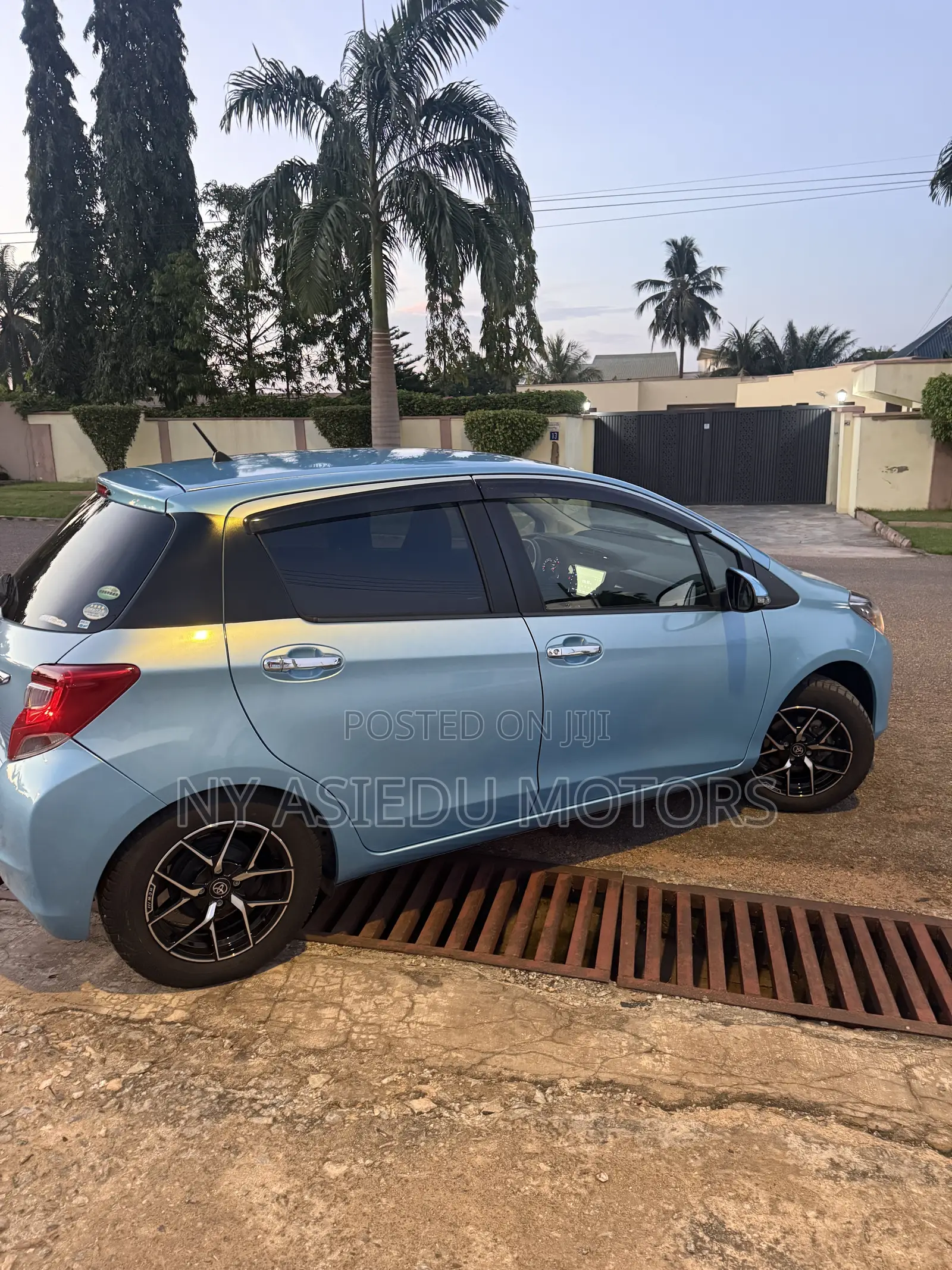 Toyota Vitz 1.3 FWD 5dr 2016 Blue