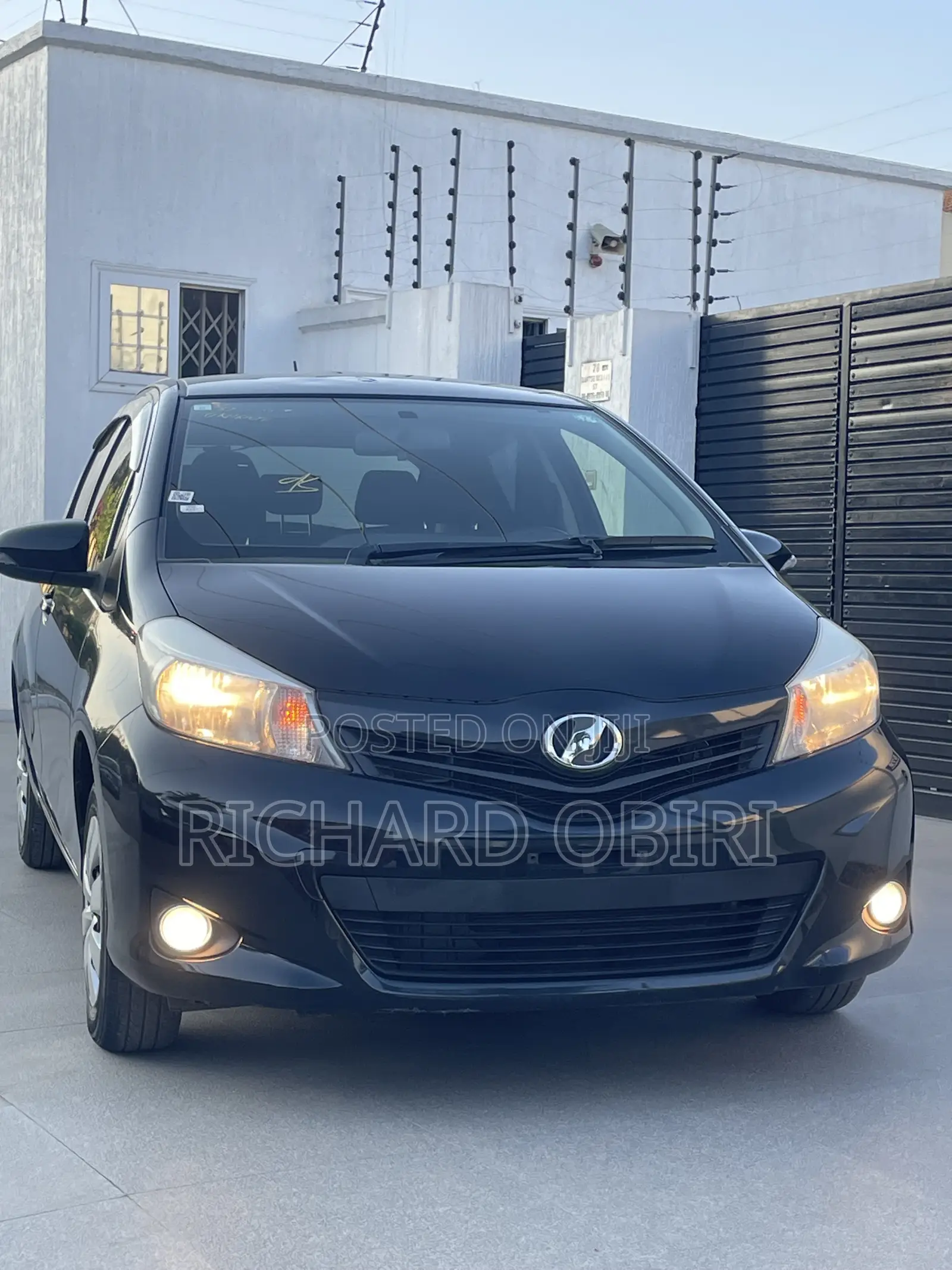 Toyota Vitz 1.3 AWD 5dr 2013 Black