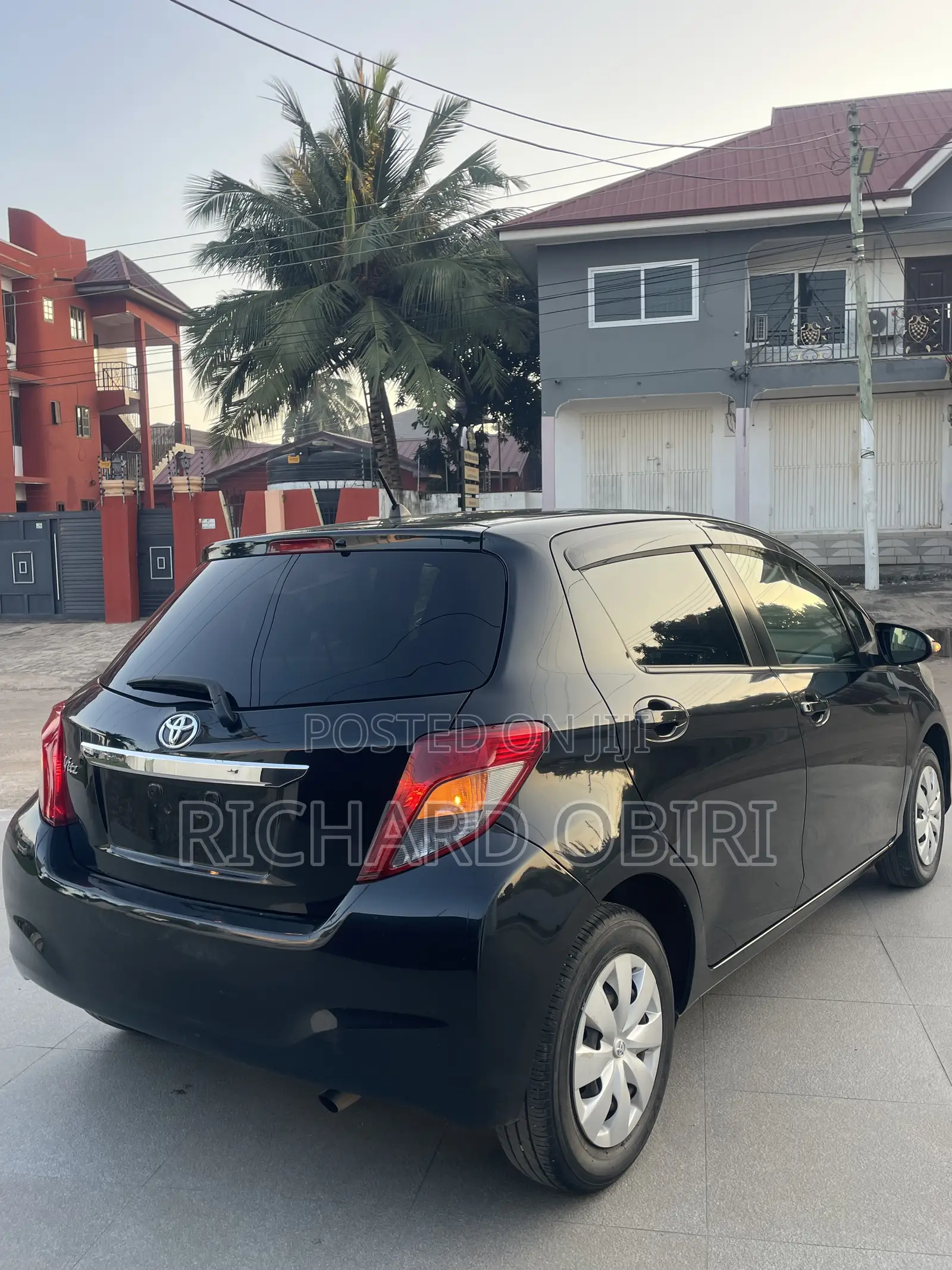 Toyota Vitz 1.3 AWD 5dr 2013 Black